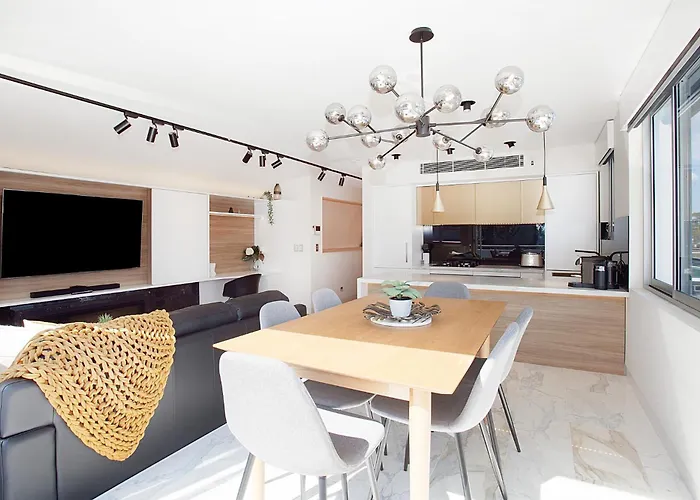 Perfect Located 2-Bed With Spacious Balcony & Bbq