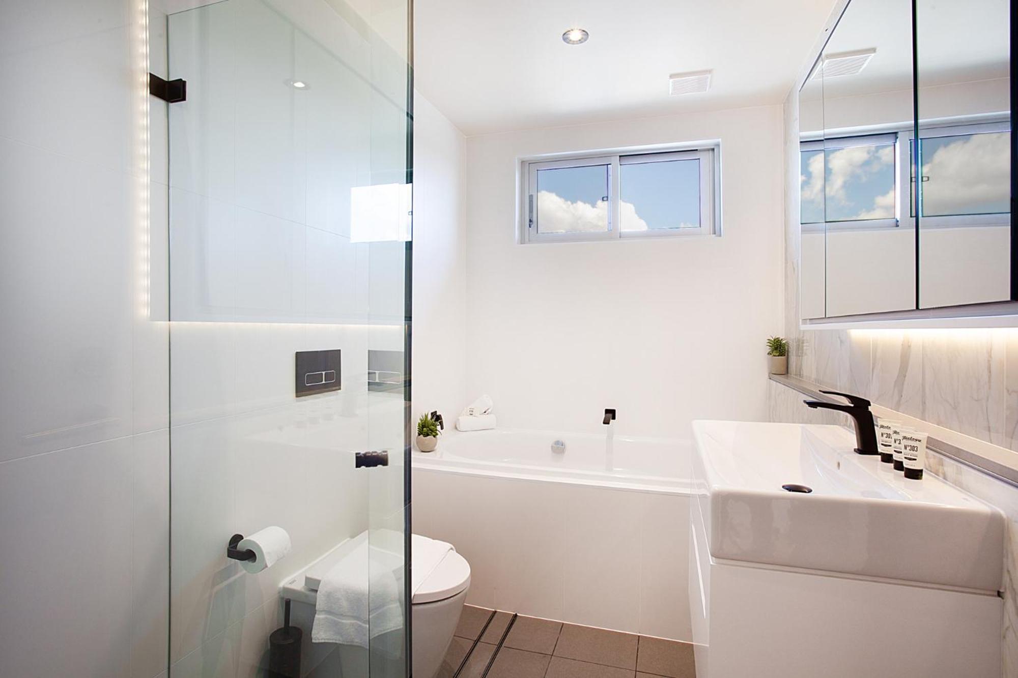 Perfect Located 2-bed With Spacious Balcony & Bbq Apartment *